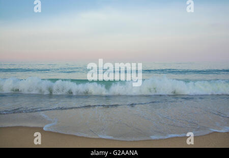 Dämmerung am Schwarzen Meer am Strand Goldstrand, Bulgarien Stockfoto