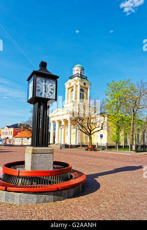 Ventspils, Lettland - 8. Mai 2016: Uhr und lutherische Kirche des Heiligen Nikolaus in Ventspils in der Rathausplatz. Ventspils ist Stockfoto