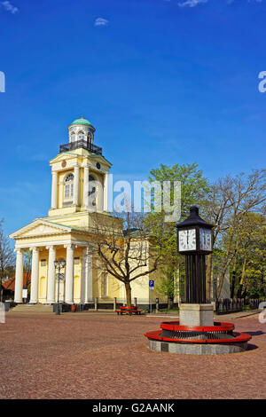 Ventspils, Lettland - 8. Mai 2016: Uhr und lutherische Kirche des Heiligen Nikolaus in Ventspils in der Rathausplatz. Ventspils ist Stockfoto