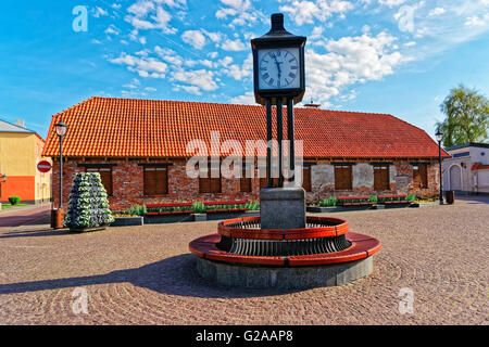 Ventspils, Lettland - 8. Mai 2016: Uhr in der City Hall Square von Ventspils in Lettland. Ventspils ist eine Stadt in der Region von Courland Lettlands. Lettland ist eine baltische Land. Stockfoto