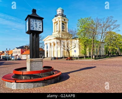 Ventspils, Lettland - 8. Mai 2016: Uhr und lutherische Kirche des Heiligen Nikolaus in Ventspils in der Rathausplatz. Ventspils ist eine Stadt in der Region von Courland Lettlands. Lettland ist eine baltische Land. Stockfoto