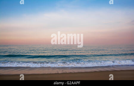 Dämmerung am Schwarzen Meer am Strand Goldstrand, Bulgarien Stockfoto