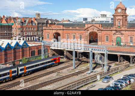 East Midland Züge Zug Ankunft am Bahnhof Nottingham, Nottingham, England, UK Stockfoto