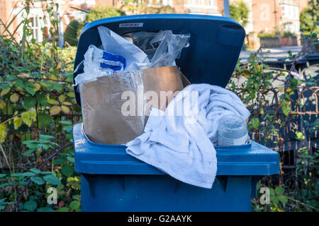 Überquellenden Mülltonne voller Müll, England, Großbritannien Stockfoto