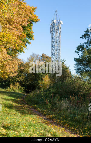 Fernmeldeturm auf dem Lande, Nottinghamshire, UK Stockfoto