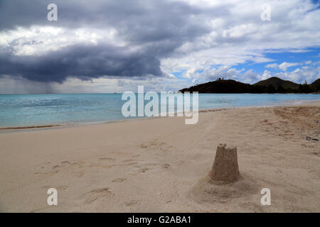 Wolken und Regen am Horizont, Jolly Bay Strand, Antigua, Caribbean Stockfoto