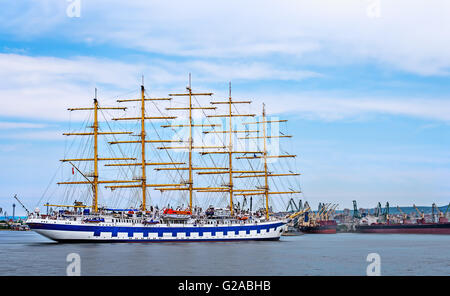 Varna, Bulgarien, 22. Mai 2016. Fünf-Mast-Royal Clippers Segelschiff im Besitz von Star Clippers - Manöver zum festmachen am p Stockfoto