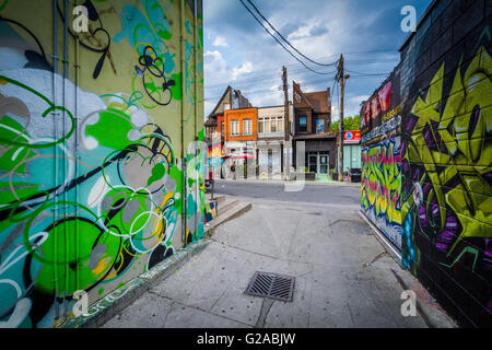 Graffiti in einer Gasse und Unternehmen in Kensington Market, Toronto, Ontario. Stockfoto