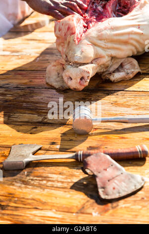 Ein Metzger beginnt zu schnitzen ein frisch getöteten Schwein während einer Cajun-Boucherie, Teil der traditionellen einwöchigen Karneval Festlichkeiten 8. Februar 2016 in Eunice, Louisiana. Die alte Mode-Community-Event beinhaltet eine ganzes Schwein Schlachten und verwenden, und alle Teile für die Gäste zu kochen. Stockfoto