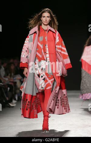 Ein Model auf dem Laufsteg Katie McGuigan während der University of Westminster BA Fashion Design Runway Show, im Zentrum von London. Stockfoto