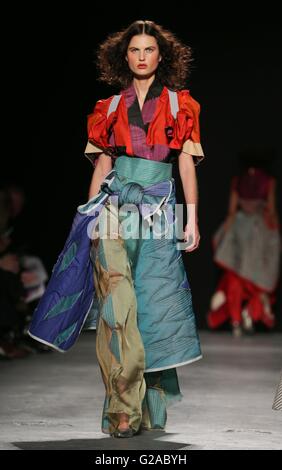 Ein Model auf dem Laufsteg Constance Blackaller während der University of Westminster BA Fashion Design Runway Show, im Zentrum von London. Stockfoto