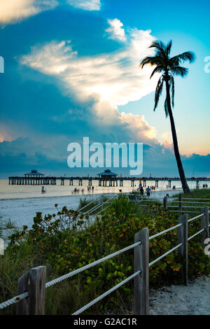 Frühlingsabend in ft. Myers Beach Pier, ft. Myers, Florida, USA Stockfoto