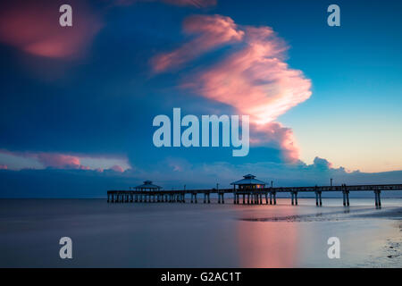 Frühlingsabend in ft. Myers Beach Pier, ft. Myers, Florida, USA Stockfoto