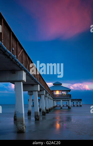 Frühlingsabend in ft. Myers Beach Pier, ft. Myers, Florida, USA Stockfoto