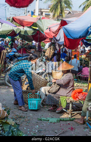 Straßenszene in Mandalay und Peripherie (um den Fluss und Kai für Bund), Mandalay, Myanmar (Burma), Asien Stockfoto