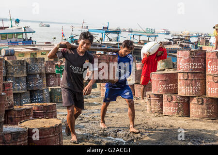 Arbeiter auf den Strand von Mandalay. mit Lasten, Mandalay, Myanmar, Burma, Südasien, Asien Stockfoto