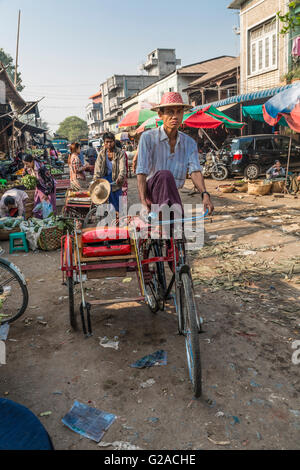 Straßenszene in Mandalay und Peripherie (um den Fluss und Kai für Bund), Mandalay, Myanmar (Burma), Asien Stockfoto
