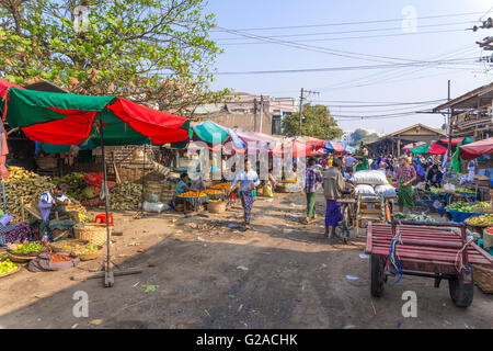 Straßenszene in Mandalay und Peripherie (um den Fluss und Kai für Bund), Mandalay, Myanmar (Burma), Asien Stockfoto