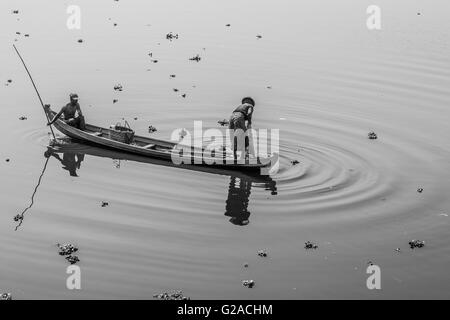 Fischer am Boot in der Nähe der längsten alten Teak Holz Brücke. U-Bein Brücke, Amarapura, Mandalay, Birma Stockfoto