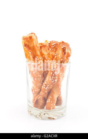 Salzige Sticks mit Sesam in einem Glas. Stockfoto