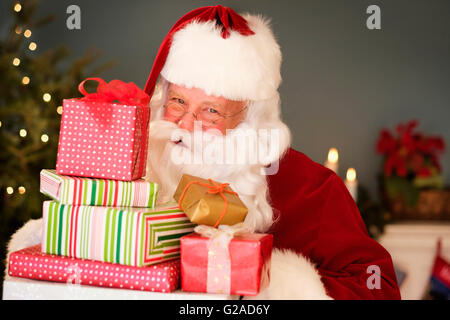 Porträt des Weihnachtsmannes halten Weihnachtsgeschenke Stockfoto
