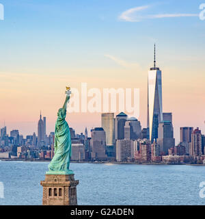 Freiheitsstatue und One World Trade Center Stockfoto