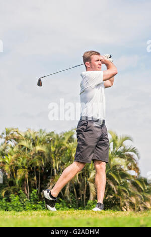 Mann schwingenden Golfclub Stockfoto