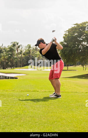 Mann schwingenden Golfclub Stockfoto