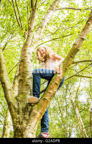 Mädchen (8-9) Kletterbaum Stockfoto