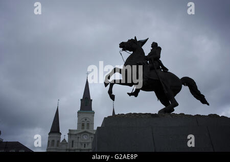 Skulptur vor Saint-Louis-Kathedrale Stockfoto