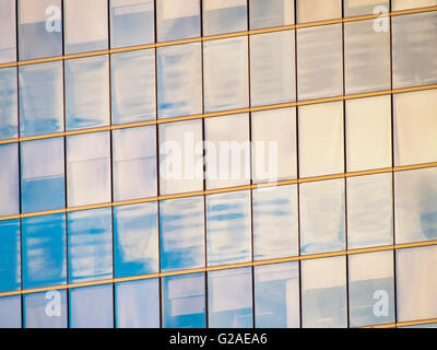 Sonnenlicht reflektieren im Fenster des Bürogebäudes Stockfoto