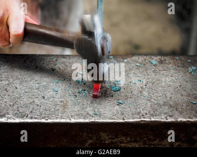 Nahaufnahme der Hand des weiblichen Schmied mit hammer Stockfoto