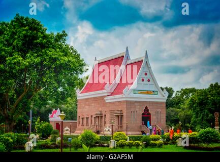 Sarnath Tempel befindet sich in der nördlichen indischen Bundesstaat Uttar Pradesh in der Nähe von Varanasi verwalten von Bangkok Priester Stockfoto