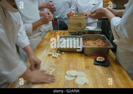 Köche machen gedämpfte Brötchen, Shanghai, China Stockfoto