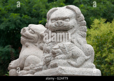 Löwen-Statuen, weibliche holding Cub und männlich halten Kugel, Nanjing, Provinz Jiangsu, China Stockfoto