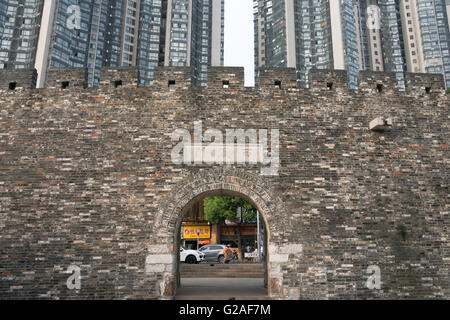 Alte Stadtmauer von Xiyingmen Tor und modernen Hochhaus, Changzhou, Provinz Jiangsu, China Stockfoto