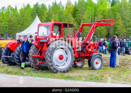 Emmaboda, Schweden - 14. Mai 2016: Wald und Traktor (Skog Och Traktor) fair. Personen suchen in klassischen Oldtimer-Traktoren. Hier ein Stockfoto