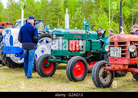 Emmaboda, Schweden - 14. Mai 2016: Wald und Traktor (Skog Och Traktor) fair. Mann sucht im klassischen Oldtimer-Traktoren. Hier eine gre Stockfoto