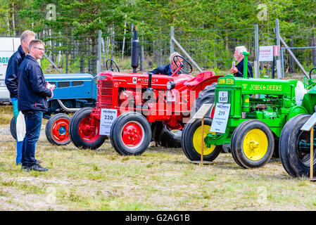 Emmaboda, Schweden - 14. Mai 2016: Wald und Traktor (Skog och Traktor). Die Leute, die auf der Suche nach klassischen Oldtimer Traktoren, hier ein Stockfoto