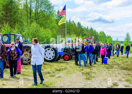 Emmaboda, Schweden - 14. Mai 2016: Wald und Traktor (Skog och Traktor). Die Leute, die auf der Suche nach klassischen Oldtimer Traktoren. Stockfoto