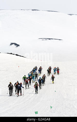 Gruppe Tourengeher erklimmen auf Skiern Awatscha-Vulkans. Team Race Ski Alpin. Russland, Kamtschatka. Stockfoto