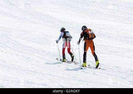 Team-Tourengeher erklimmen Sie Berge auf Skiern. Team-Rennski, Bergsteigen, asiatische, ISMF, Russisch und Kamtschatka-Meisterschaft. Stockfoto