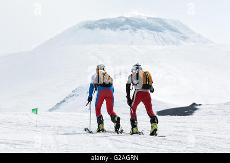 Korjaken, Awatscha Vulkane, Kamtschatka: Team Skibergsteiger besteigen den Avachinskaya Vulkan auf Skiern. Skitouren Sie-Meisterschaft. Stockfoto