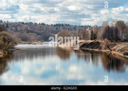 Moskwa-Fluss und die Kirche an der Küste im zeitigen Frühjahr an einem sonnigen Morgen Stockfoto