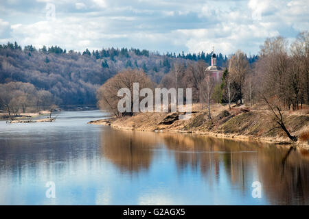 Moskwa-Fluss und die Kirche an der Küste im zeitigen Frühjahr an einem sonnigen Morgen Stockfoto