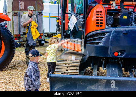 Emmaboda, Schweden - 14. Mai 2016: Wald und Traktor (Skog Och Traktor) fair. Kubota KX080-4 macht Dienstprogramm Bagger von gesehen werden Stockfoto