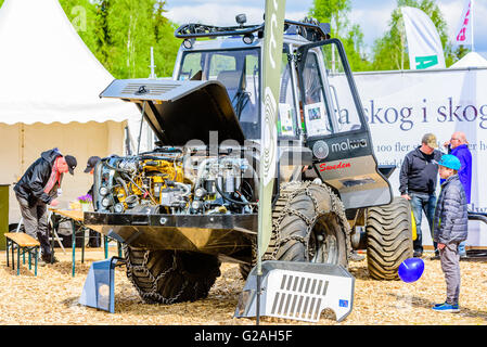 Emmaboda, Schweden - 14. Mai 2016: Wald und Traktor (Skog Och Traktor) fair. Malwa Spediteur mit offener Motorhaube und sichtbare Motor. Stockfoto