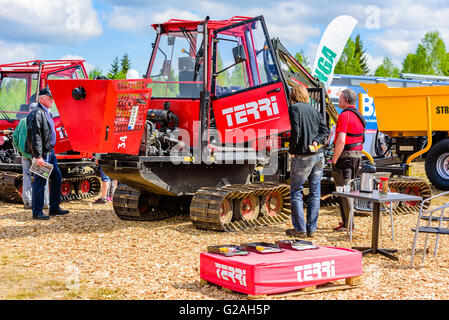 Emmaboda, Schweden - 14. Mai 2016: Wald und Traktor (Skog och Traktor). Die Menschen näher betrachten die Terri 34 Spediteur und Stockfoto