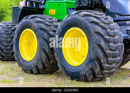 Emmaboda, Schweden - 14. Mai 2016: Wald und Traktor (Skog och Traktor). Die großen Räder auf einem feldhäcksler oder Spediteur. Stockfoto