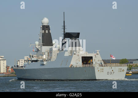 Königliche Marine Art 45 Zerstörer HMS Duncan D37 auf der Themse in London Stockfoto